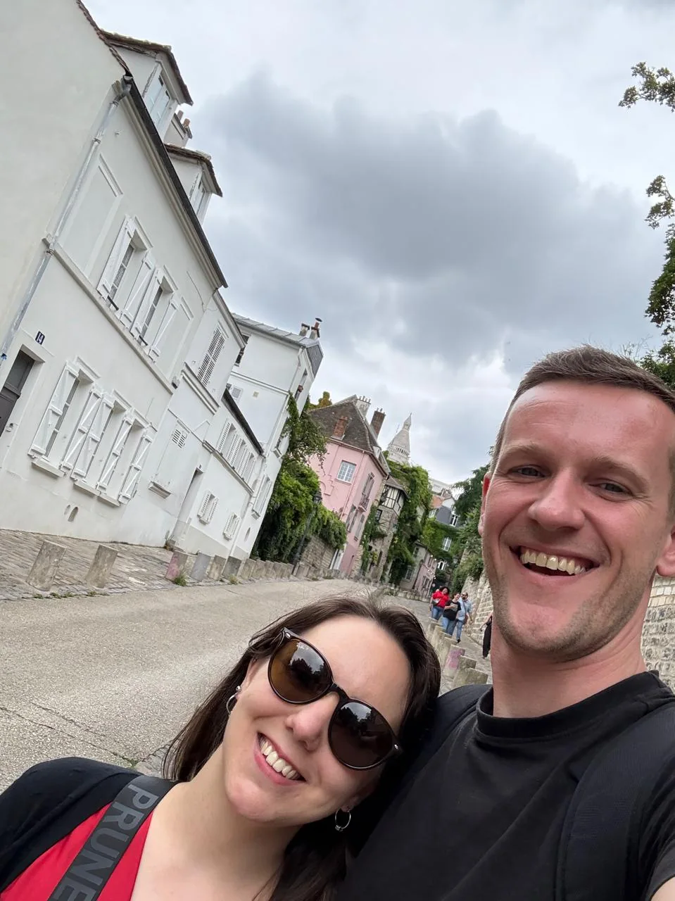 Manu y Fran sonriendo durante un paseo