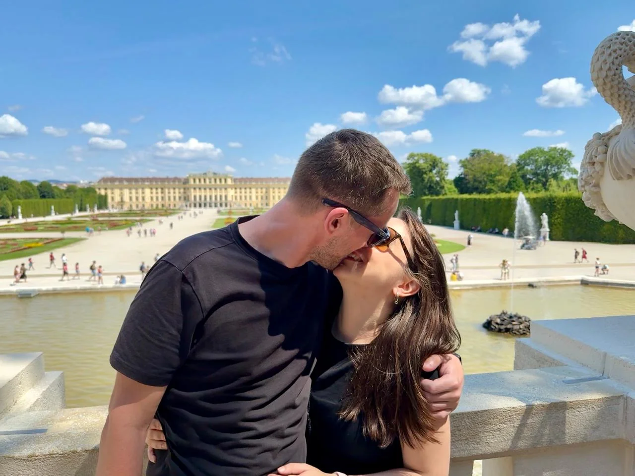 Manu y Fran compartiendo un beso durante un viaje